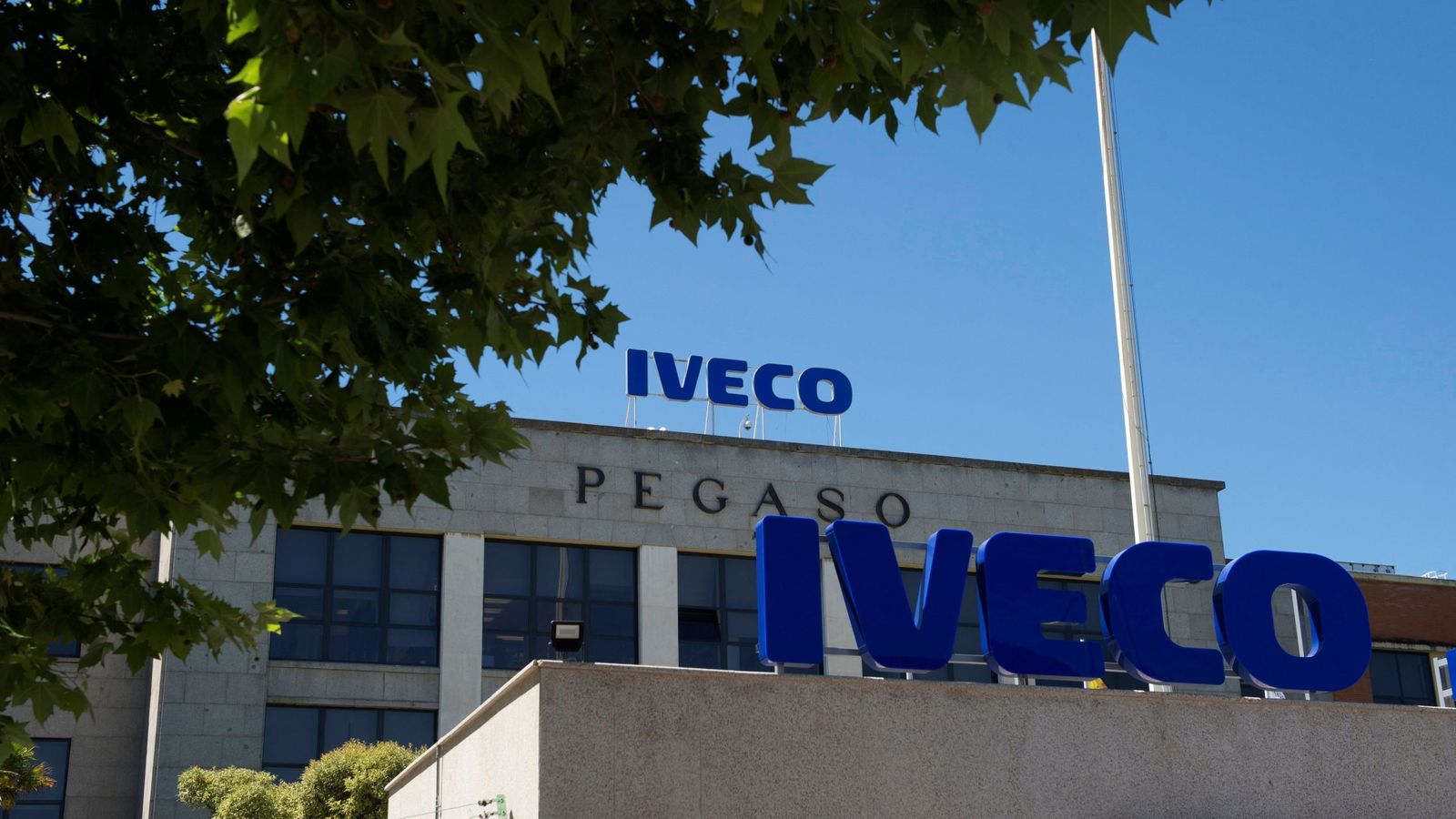 Foto: Vista de la sede de la empresa Iveco en San Fernando de Henares. (EFE)