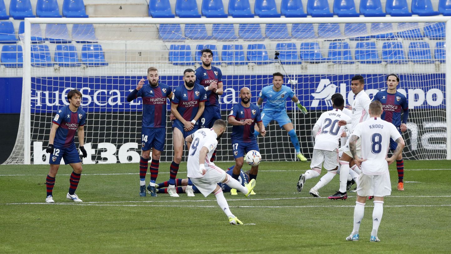 Karim Benzema ejecuta la falta previa al gol de Varane. (Reuters)