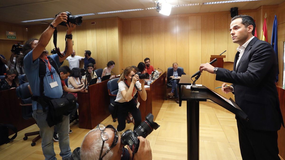 La ofensiva de Vox contra las leyes LGTBI aboca a un pacto imposible a tres en Madrid