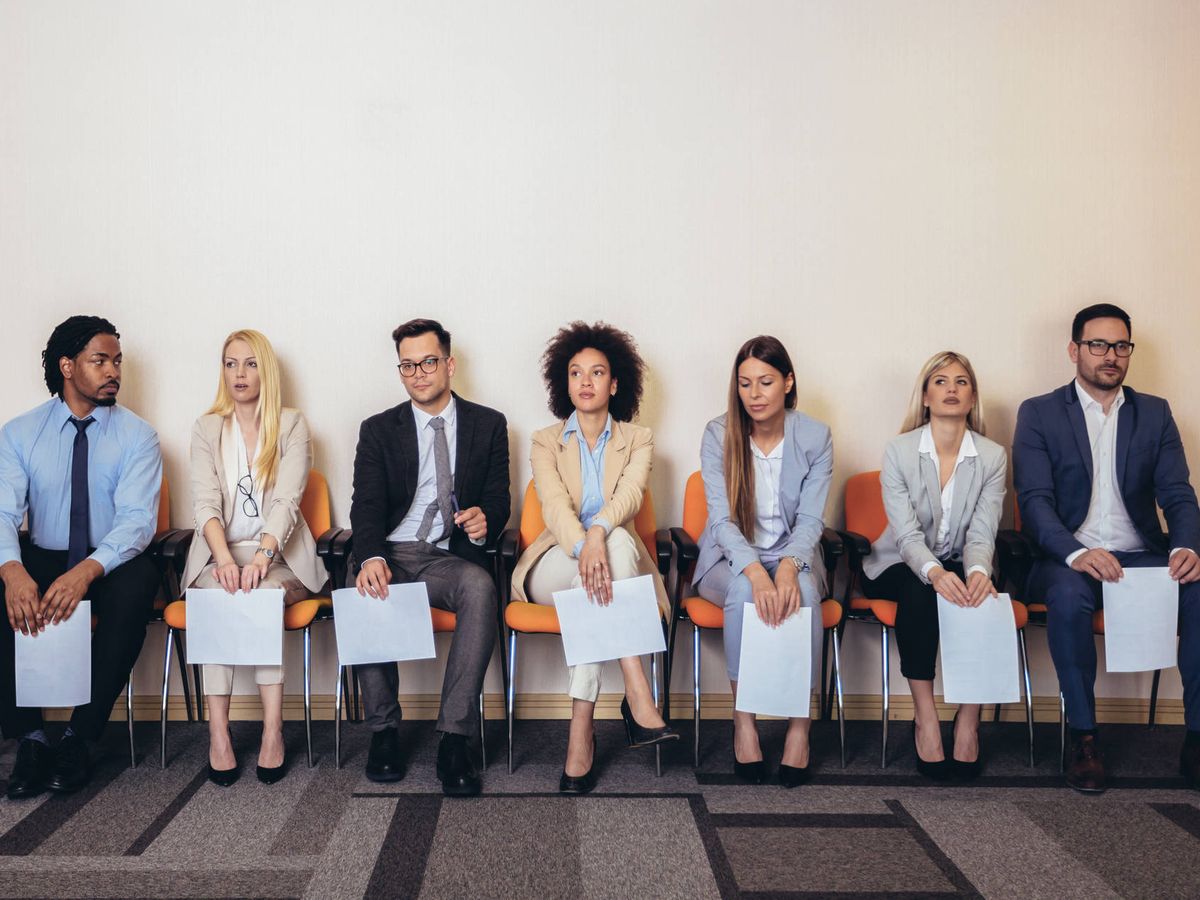 Foto: Varios candidatos, esperando para una entrevista de trabajo. (iStock)