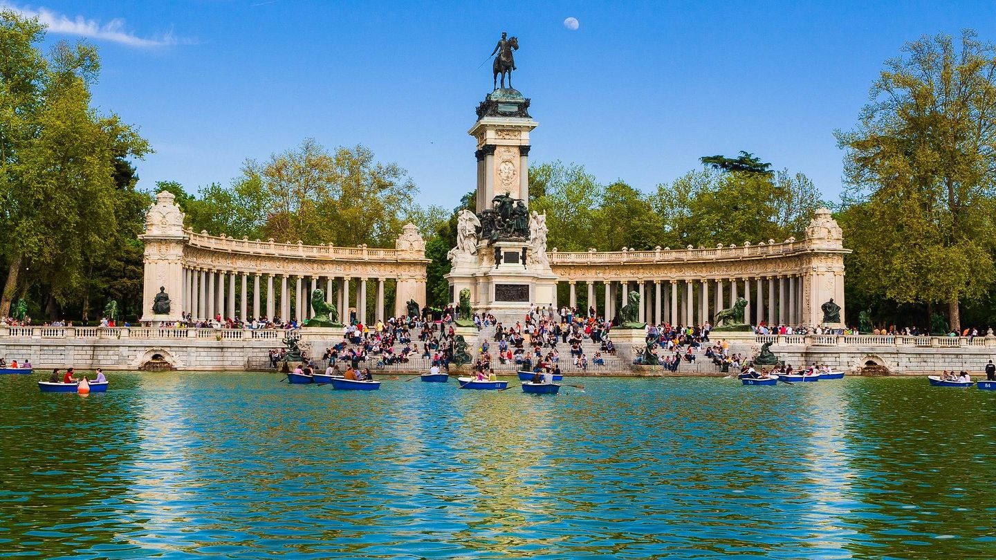 Varios turistas disfrutan de un día soleado en el estanque del parque del Retiro de Madrid. (Pixabay)