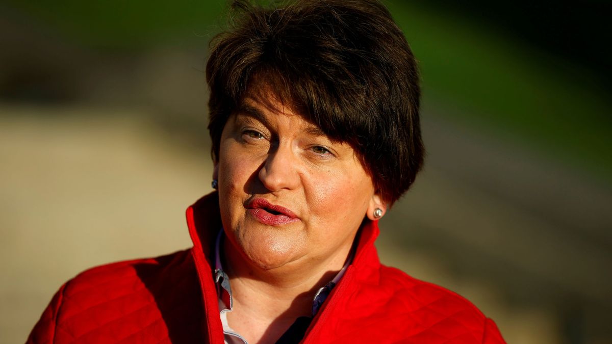 La ministra principal de Irlanda del Norte, del partido unionista, anuncia su dimisión