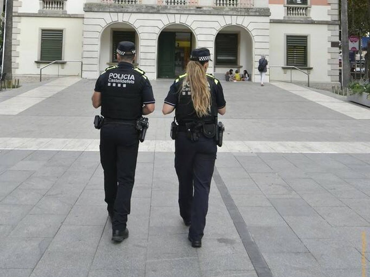 Foto: Vista de dos agentes de la Policía Local de Castelldefels. (Ayuntamiento de Castelldefels)