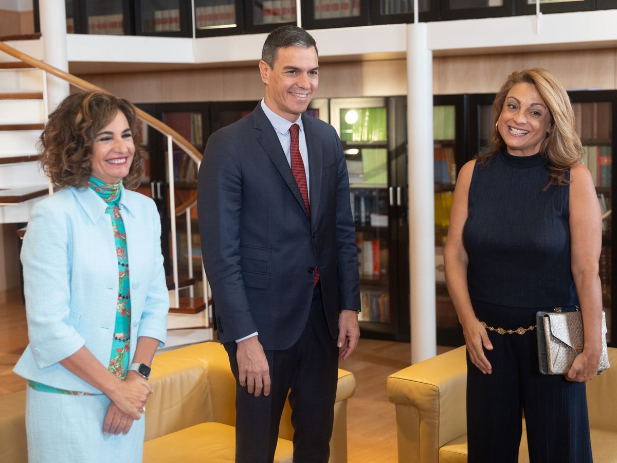 Foto: Cristina Valido junto al presidente del Gobierno, Pedro Sánchez, y la ministra de Hacienda, María Jesús Montero. (Eduardo Parra/Europa Press)