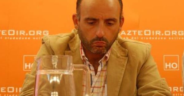 Foto: El letrado Íñigo Urien Azpitarte dando una conferencia para Hazte Oír.
