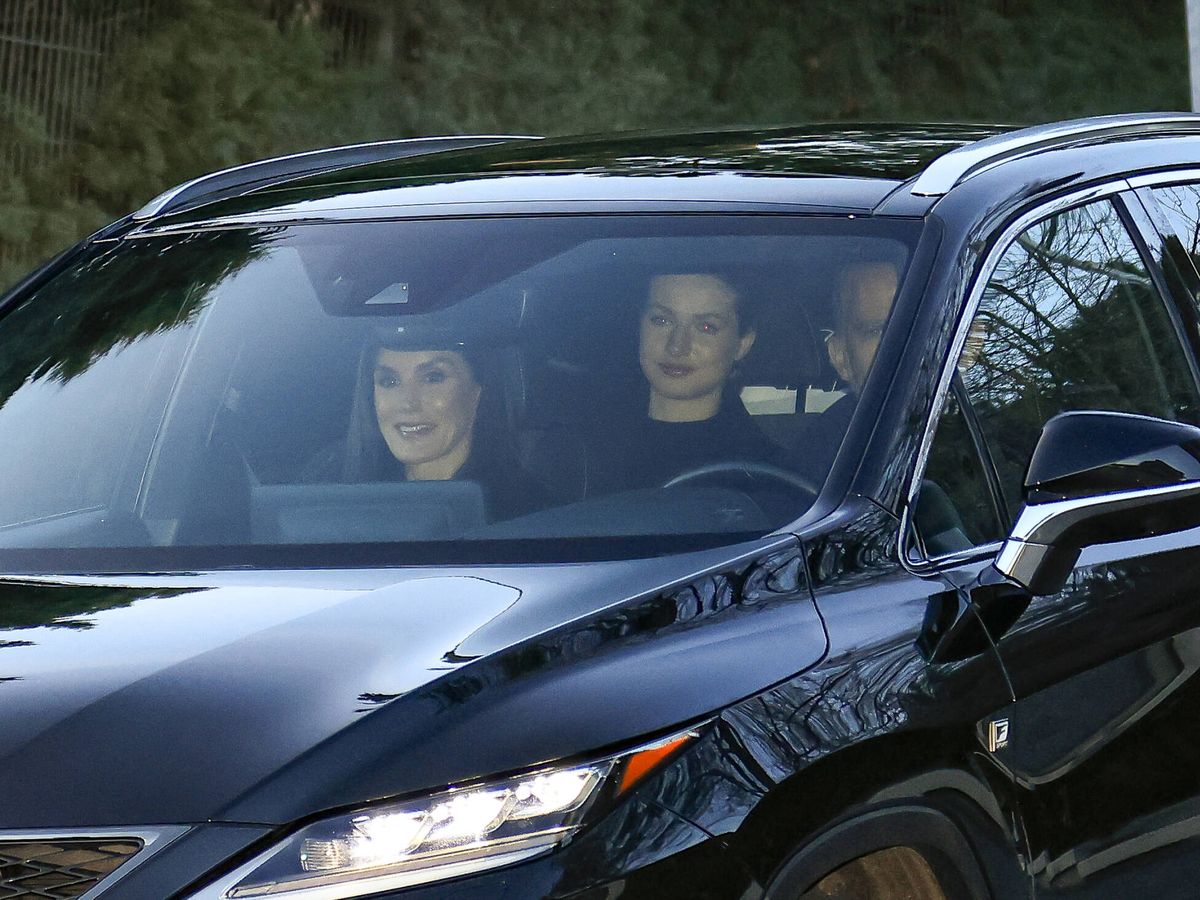 Foto: Los Reyes y la princesa Leonor, dentro del vehículo esta tarde de sábado. (Gtres)
