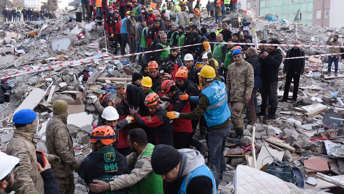 Turquía y Siria preparan evacuaciones masivas y ayudas tras más de 23.000 víctimas por el terremoto