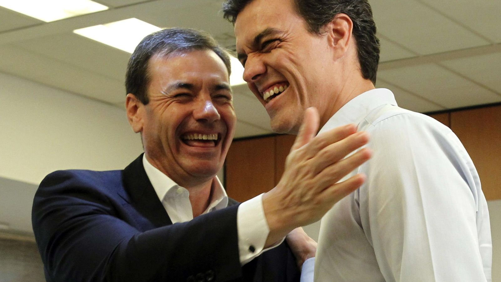 Foto: El nuevo general del PSOE, Pedro Sánchez, junto a Tomás Gómez el pasado mes de julio. (Efe)
