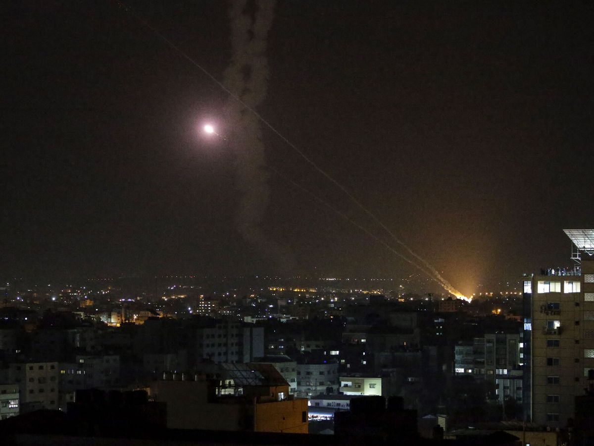 Foto: Se disparan cohetes desde Gaza hacia Israel. (EFE/Mohammed Saber)