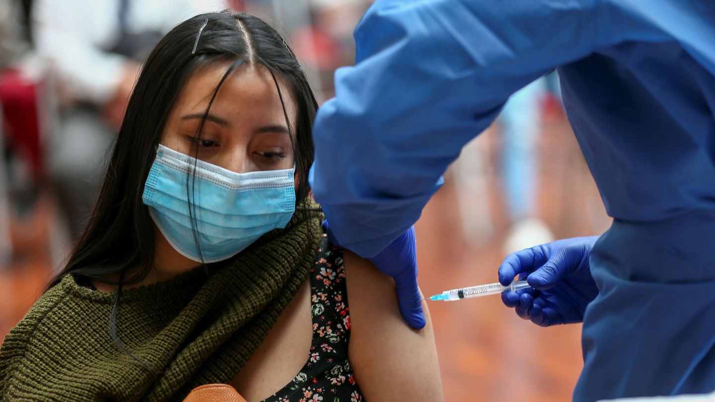 Una persona recibe una dosis de la vacuna contra el covid-19 en la Universidad de La Américas, en Quito (Ecuador). (EFE)
