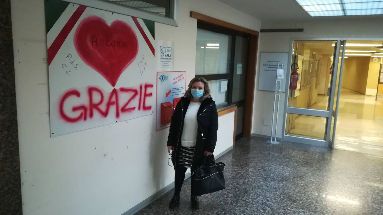 Foto: Marisol Ferreiro, delante de un cartel de agradecimiento en el hospital de Ancora (Italia) 