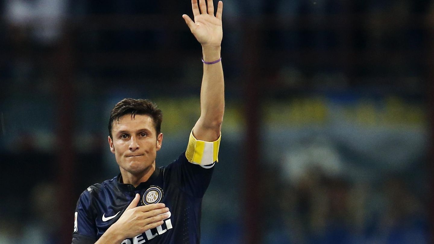 Zanetti, en su retirada como jugador en el Inter. (Reuters/Alessandro Garofalo).