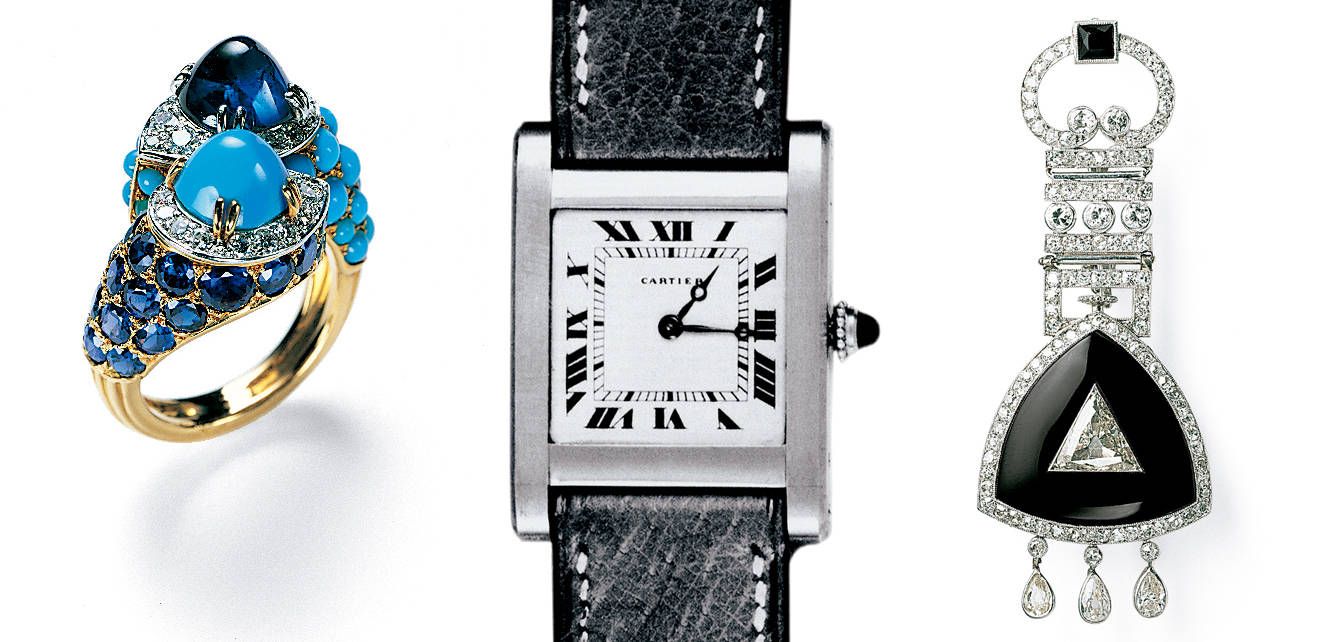 De izquierda a derecha: anillo de 1967 con pedrería en zafiro y turquesa, el ‘Tank’, inspirado en los años veinte (la pieza maestra en relojería de Cartier) y reloj de los años veinte con diamante triangular encastrado.
