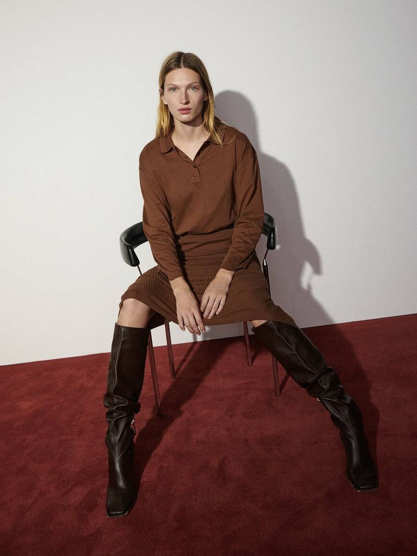Total look marrón con falda y polo de Zara. (Cortesía)