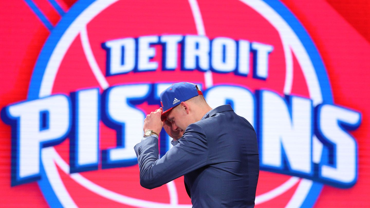 El jugador Henry Ellenson, frente al logo de los Pistons. (Reuters)