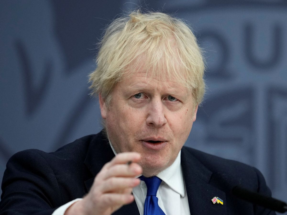Foto: El primer ministro británico, Boris Johnson, pronuncia un discurso sobre la inmigración, en el aeropuerto de Lydd. (Reuters/Pool/Matt Dunham)