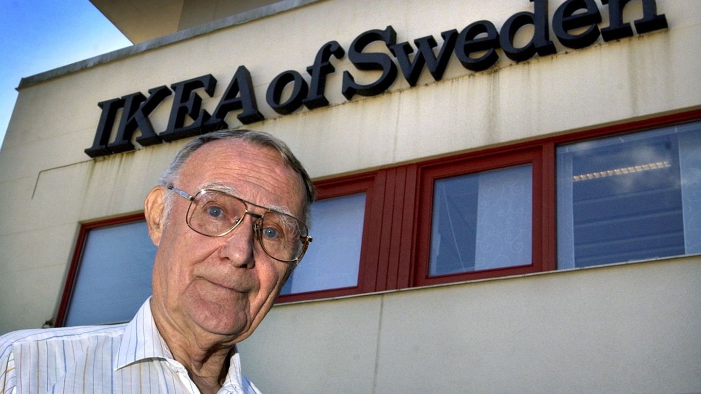 Ingvar Kamprad, en las oficinas centrales de Almhult, cuando todavía estaba en Suecia. (EFE)