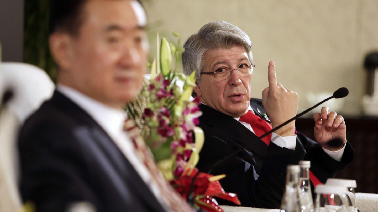 Wang Jianlin y Enrique Cerezo. (Reuters)