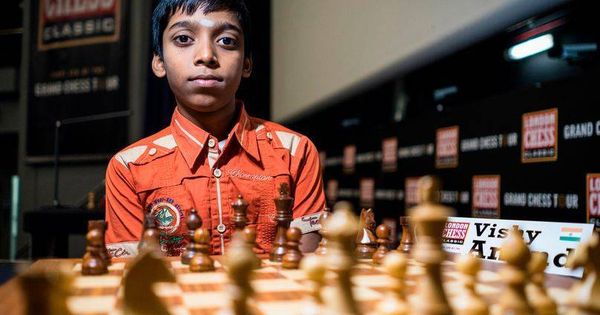 Foto: Rameshbabu Praggnanandhaa va para figura grande del ajedrez. (FOTO: www.facebook.com/Tenerife2018/)