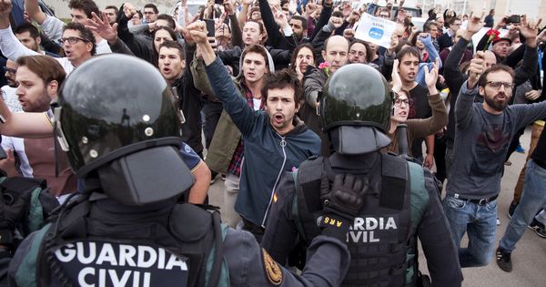 Foto: La Guardia Civil en el centro de votación de Sant Julià de Ramis (Girona) en el 1-O. (EFE) 