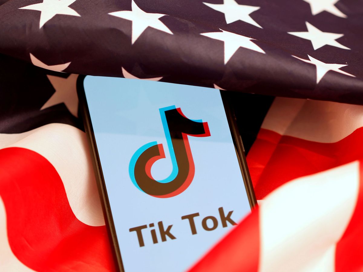 Foto: Logo de TikTok junto a la bandera de Estados Unidos. (Reuters)