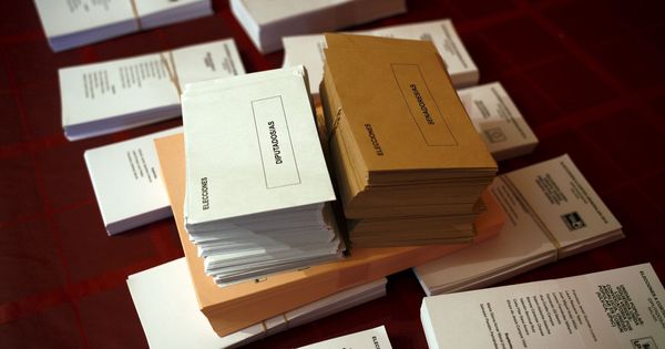 Foto: Papeletas y sobres en una mesa electoral. (Reuters)