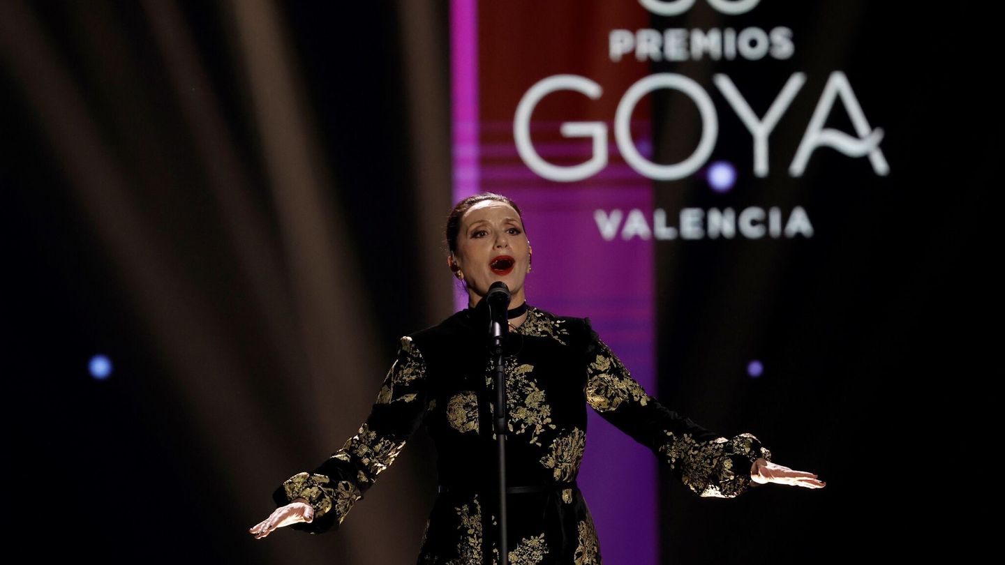 Luz Casal interpreta 'Negra sombra' durante la gala de los Premios Goya 2022 (EFE)