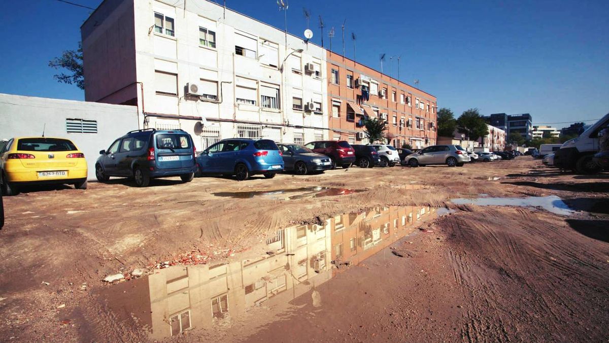 El barrio de los horrores junto a Barajas: inundaciones, calles privadas y grietas