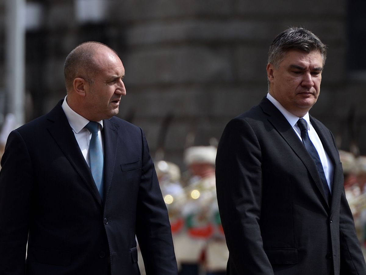 Foto: El Presidente búlgaro Rumen Radev (izq.) y el Presidente croata Zoran Milanovic, derecha. (EFE / Vassil Donev)