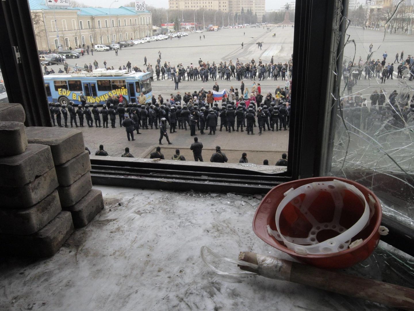 La Policía impide el paso a prorrusos ante un edificio en Jarkiv (Reuters). 