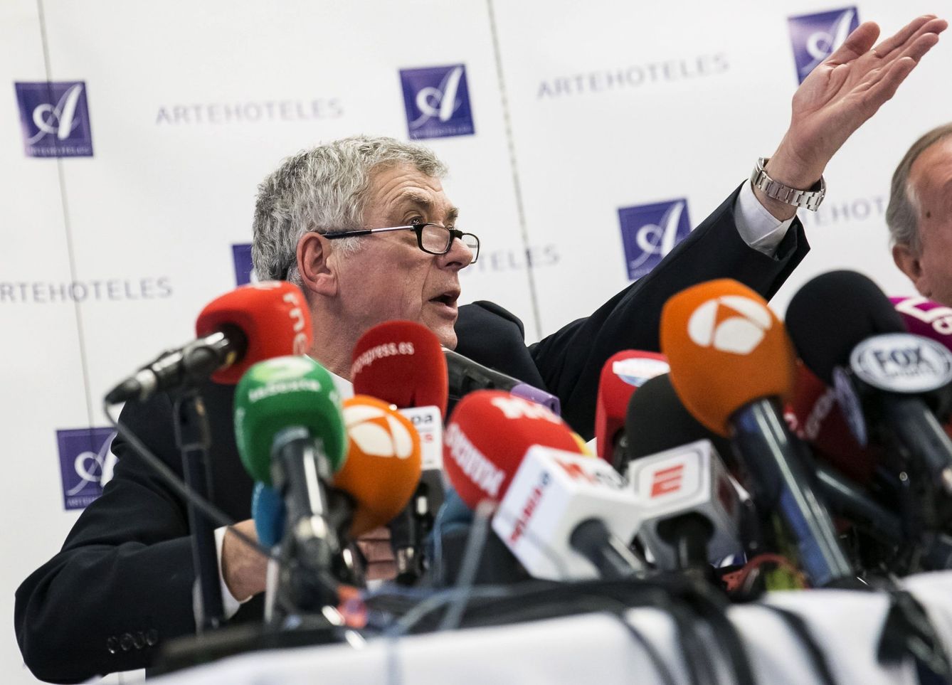 Villar gesticuló constantemente durante la rueda de prensa. (EFE)
