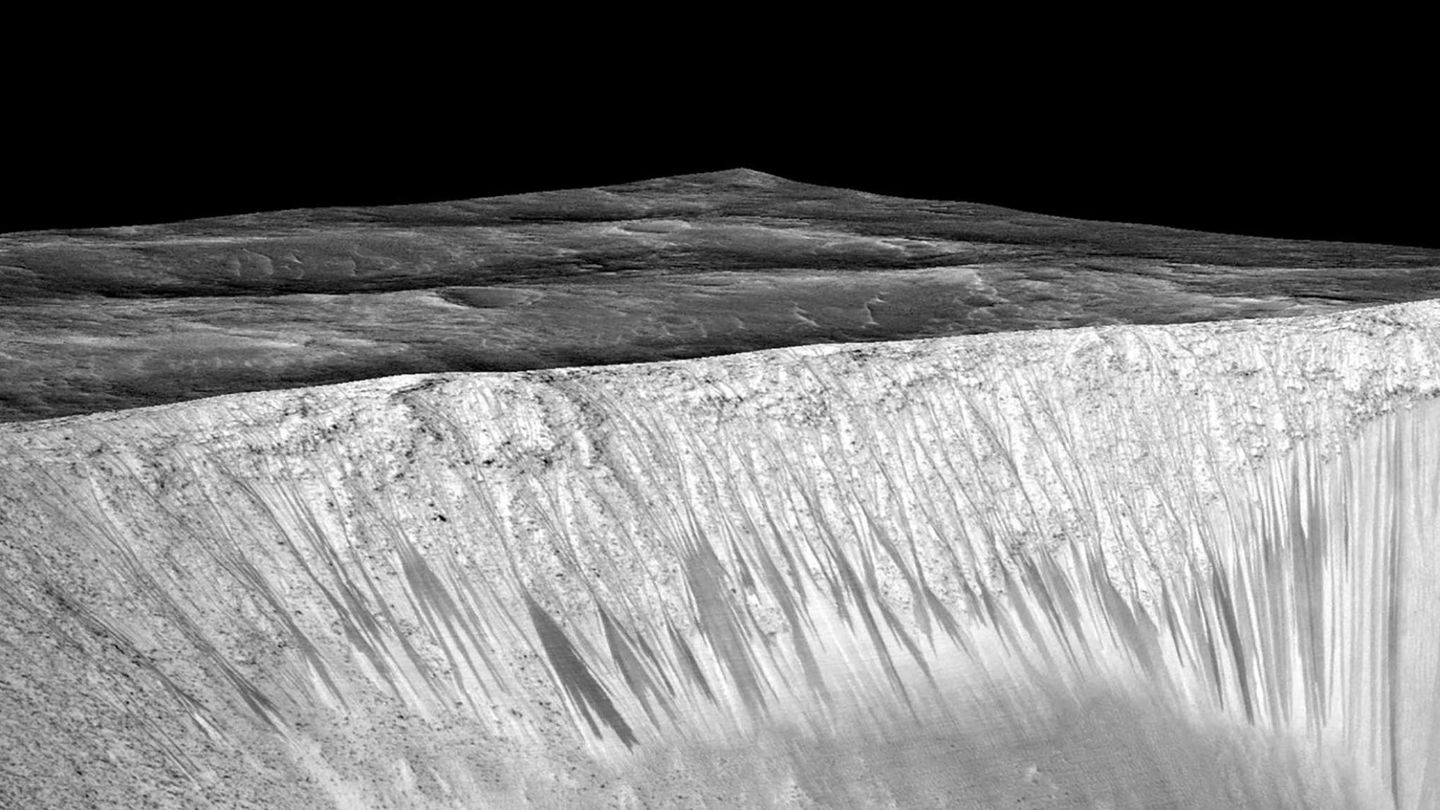 Líneas estrechas y oscuras emanando de las paredes del cráter Garni en Marte, la primera evidencia de que el agua salada puede fluir en la superficie de Marte durante los meses de verano (NASA / JPL)