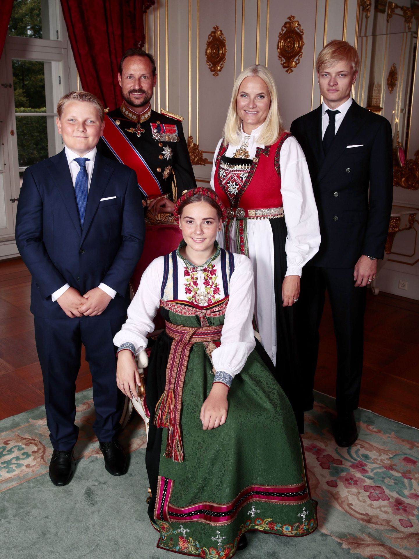 La princesa con sus hermanos, Sverre Magnus y Marius Borg, y sus padres, Haakon y Mette Marit. (EFE)