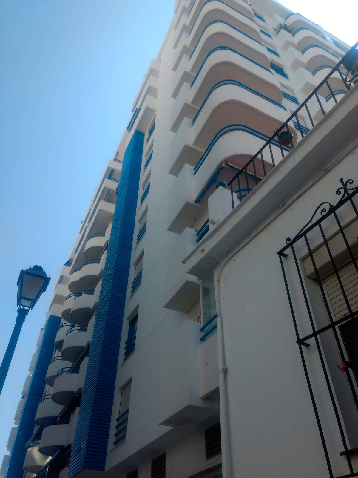 La distancia entre la terraza de Carmen y el edificio es menor de tres metros. (A. P.)