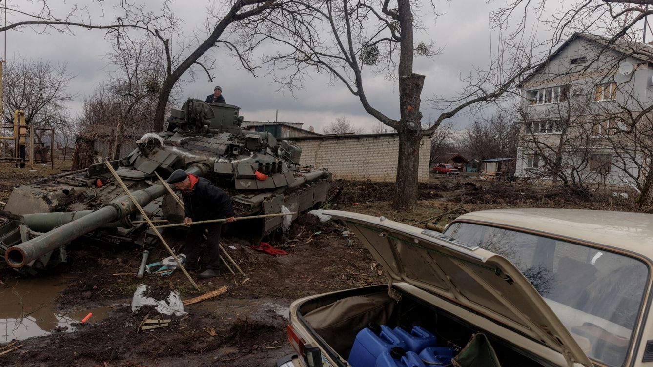 Foto: Un hombre pasea frente a un tanque ruso destruido. (Reuters/Thomas Peter)