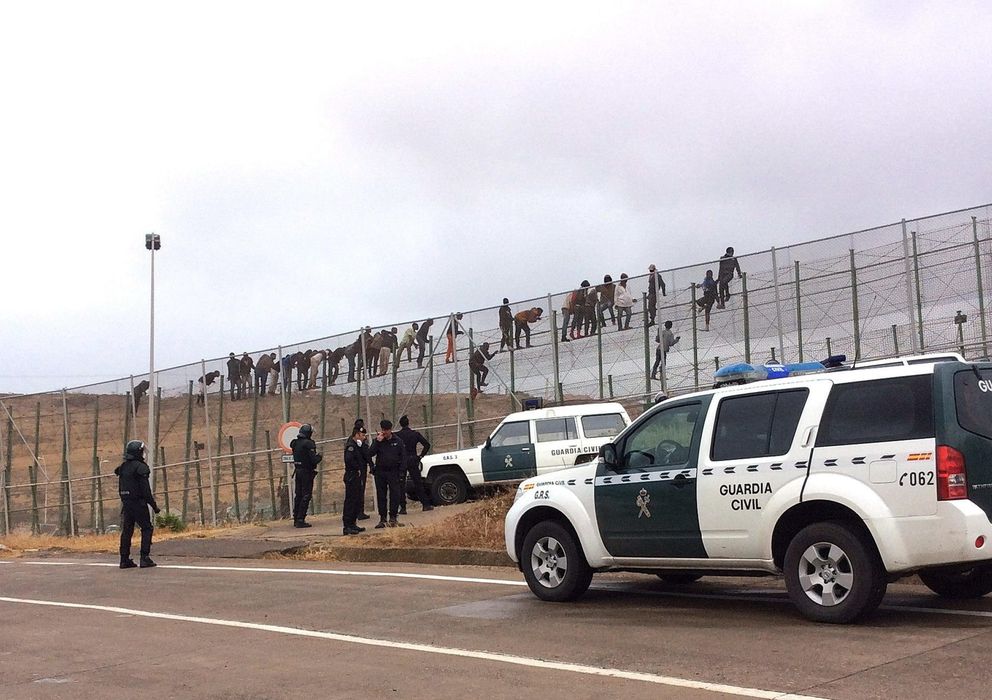 Foto: Unos 500 inmigrantes intentan saltar la valla de Melilla. (Efe)