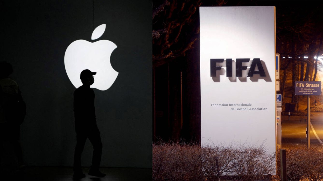 Foto: Carteles promocionales de Apple y de la FIFA. (Reuters)