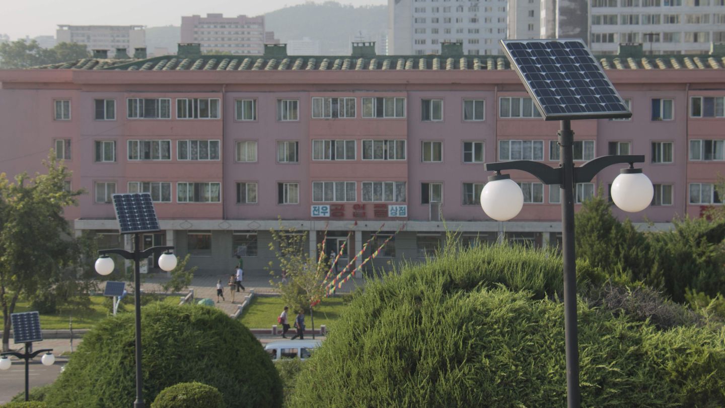 Placas solares en el centro de pyongyang (Daniel méndez)