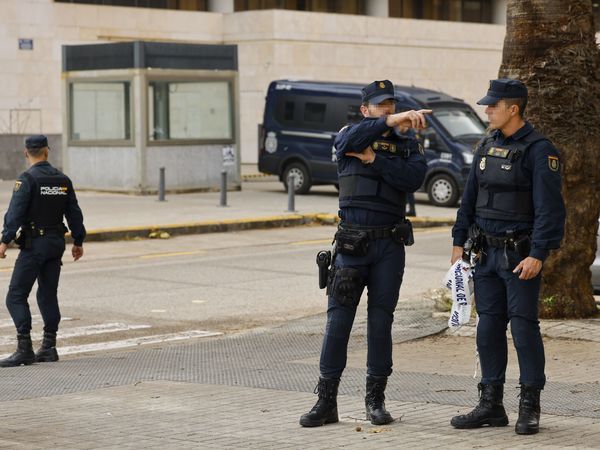 La Policía Nacional detiene a cuatro varones por amenazar a un taxista ...