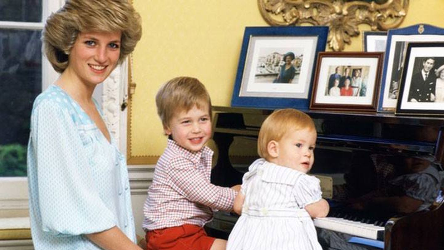 La princesa Diana de Gales, junto a sus hijos en una imagen de archivo. (Reuters)