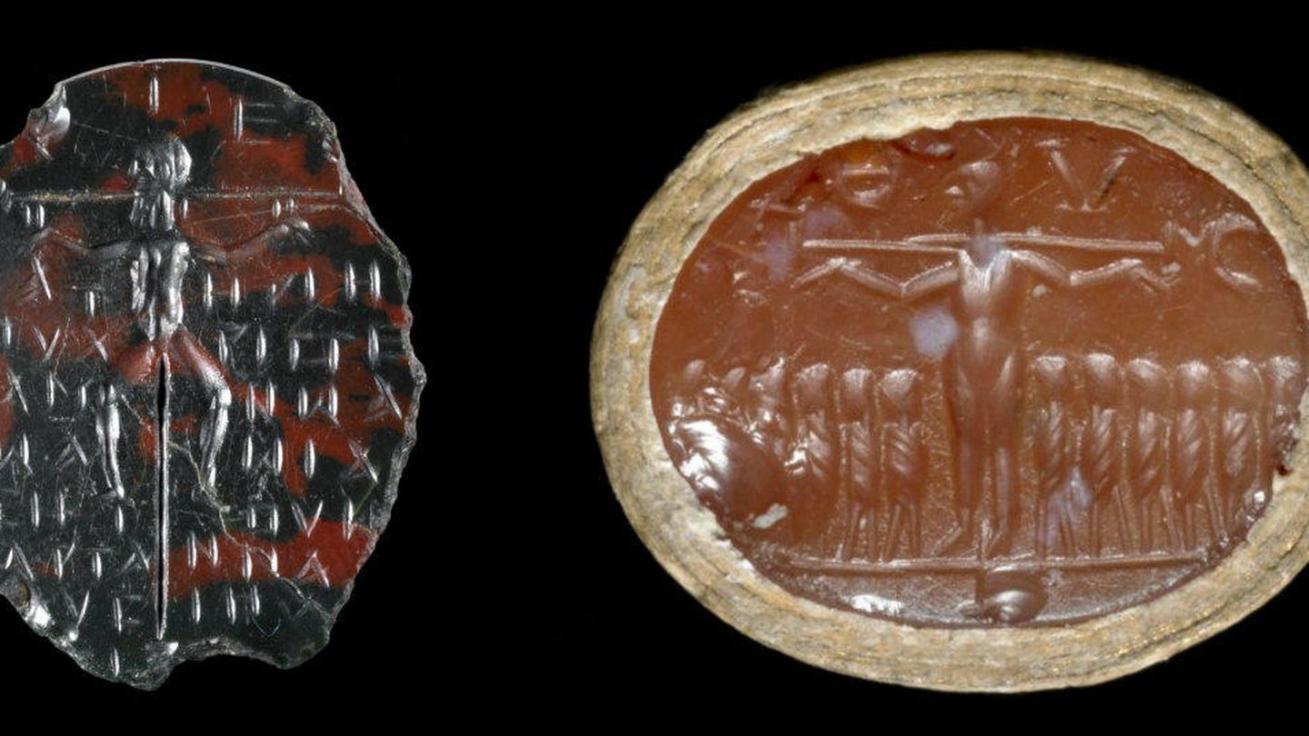 A la izquierda la 'gema mágica' del museo Británico (sg. II o III). A la derecha la gema de Constanza (sg. IV), también presente en el museo Británico. En ella, además de Cristo, aparecen los 12 apóstoles. 