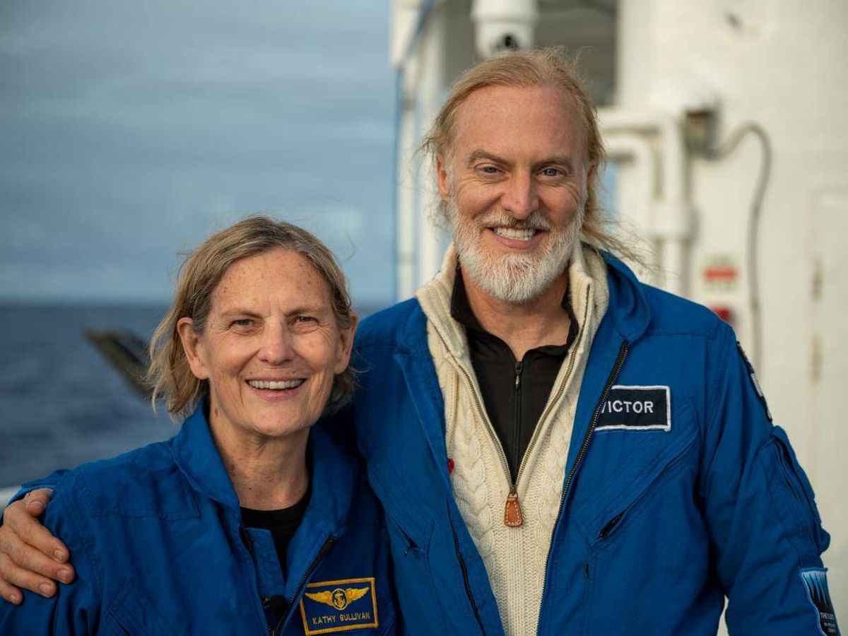 Foto: Kathy Sullivan, junto a Victor Velosco tras alcanzar el Challenger Deep. (EYOS Expeditions)