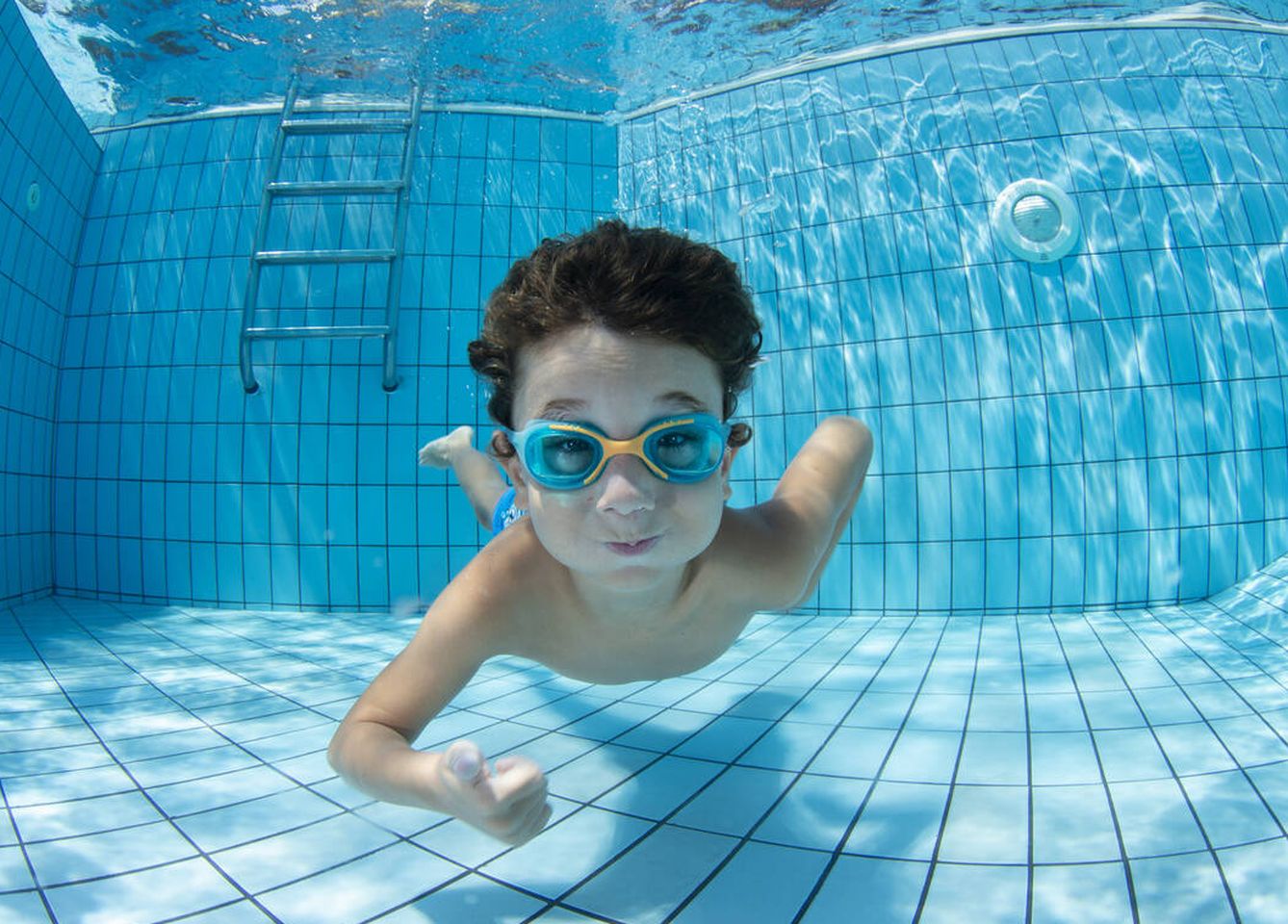 Los baños en las piscinas favorecen la otitis externa. (iStock)