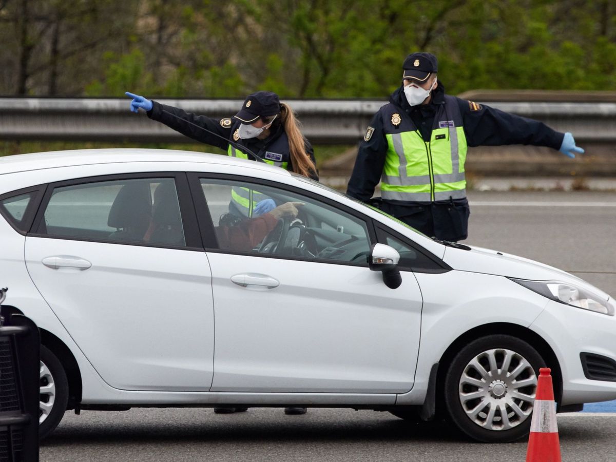 Foto: Policía y mossos filtran la entrada a España en la frontera con Francia. Foto: Efe