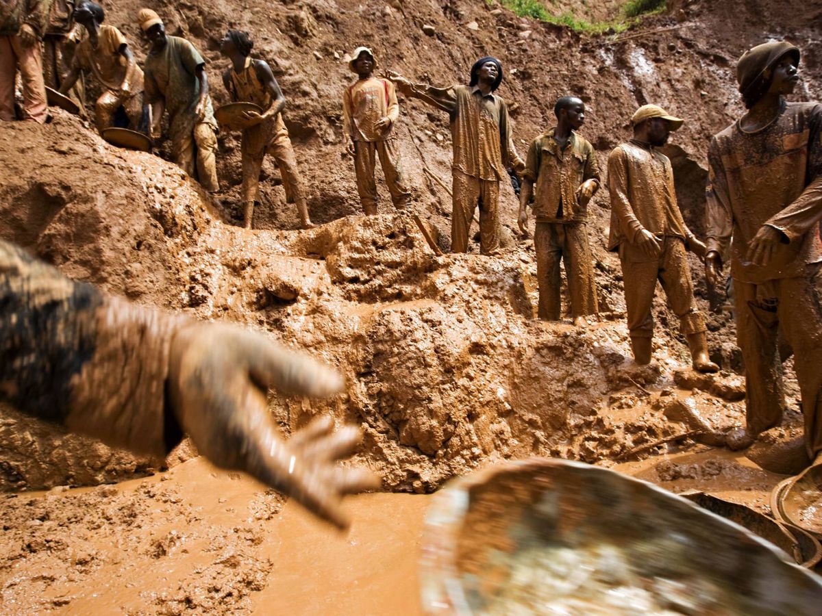 Foto: Mineros forman una cadena humana en un mina de oro en Kobu, Congo. (Reuters)