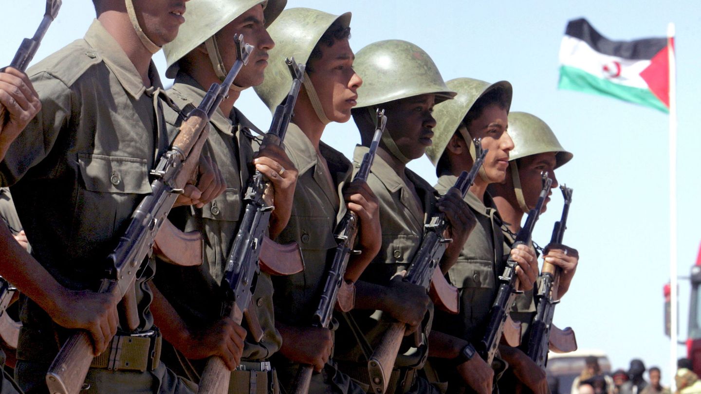 Militares forman en fila frente a la bandera de Sáhara Occidental. (EFE)