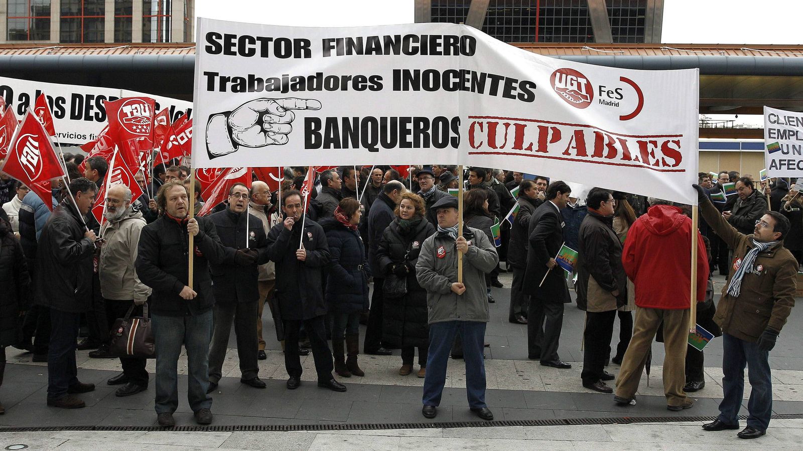 Foto: Centenares de trabajadores de Bankia se concentran ante la sede de la entidad en Puerta Europa en Madrid por los ERE. (Efe) 