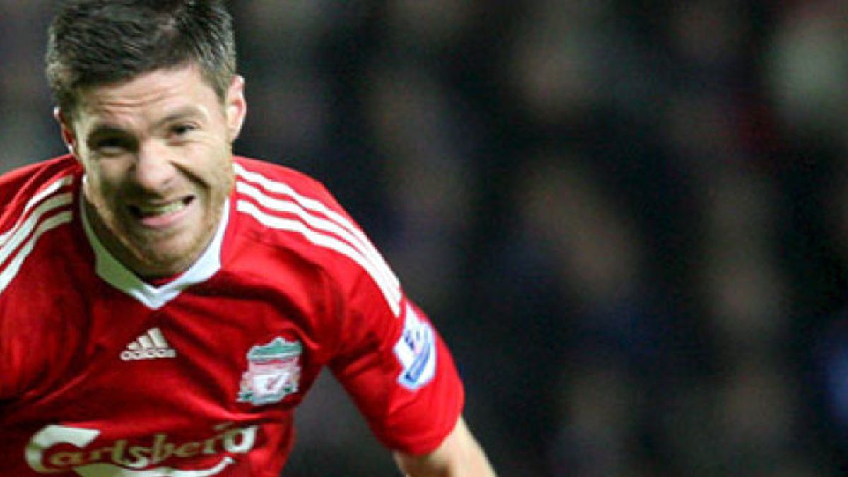 Xabi Alonso ayuda al Liverpool a seguir en lo más alto