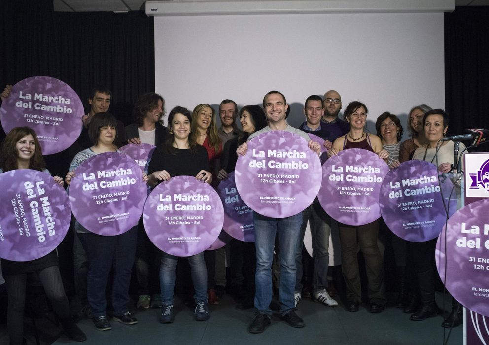 Foto: El secretario de Participación Interna de Podemos, Luis Alegre, con parte de su equipo. (Efe)