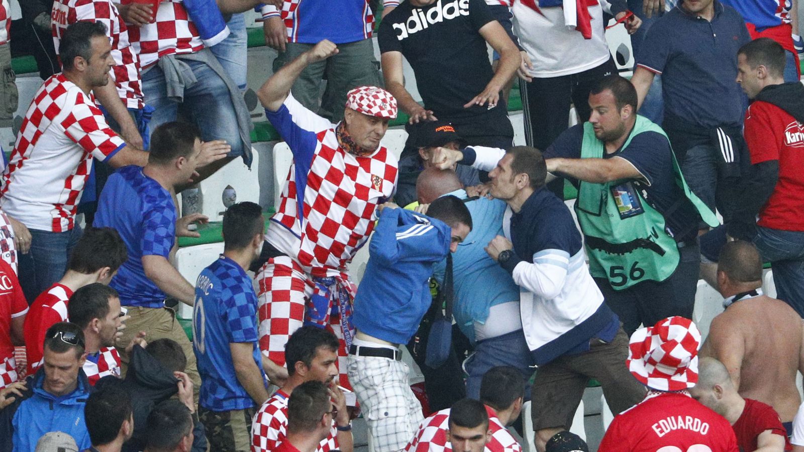 Foto: Aficionados croatas peleándose (Reuters)